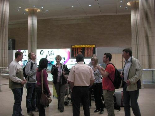 Empfang am Ben Gurion Flughafen in Tel Aviv durch den Schulleiter der High School Tamra und der israelischen Koordinatorin